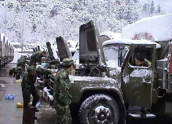 向行驶在川藏线上英雄的汽车兵致敬