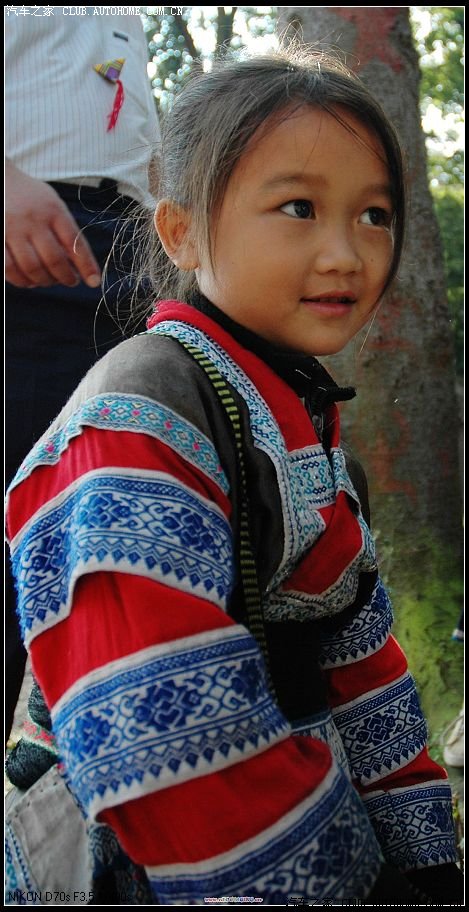 苗族表演村里的羞涩的小女孩  弘福寺投分币的女孩