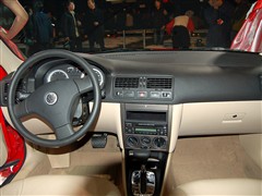 大众品牌两款小车 新宝来HS对比高尔夫